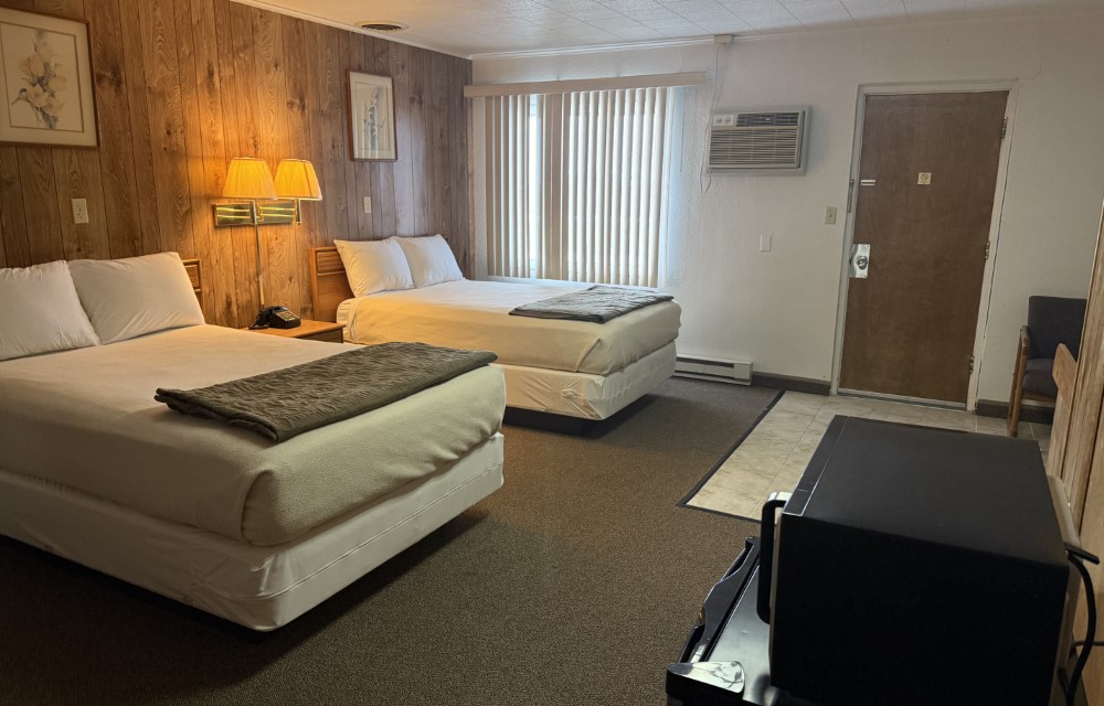 Deluxe Family Room With Tub